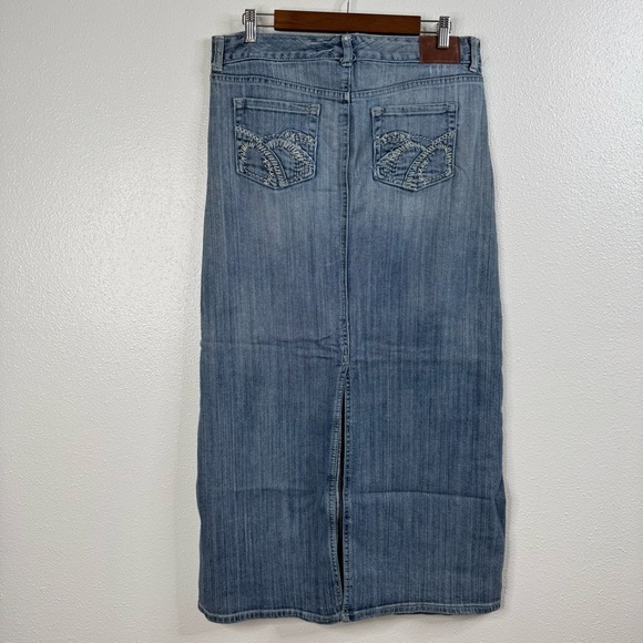 Maurices Long Distressed Denim Maxi Skirt Size 7/8 - Picture 2 of 5